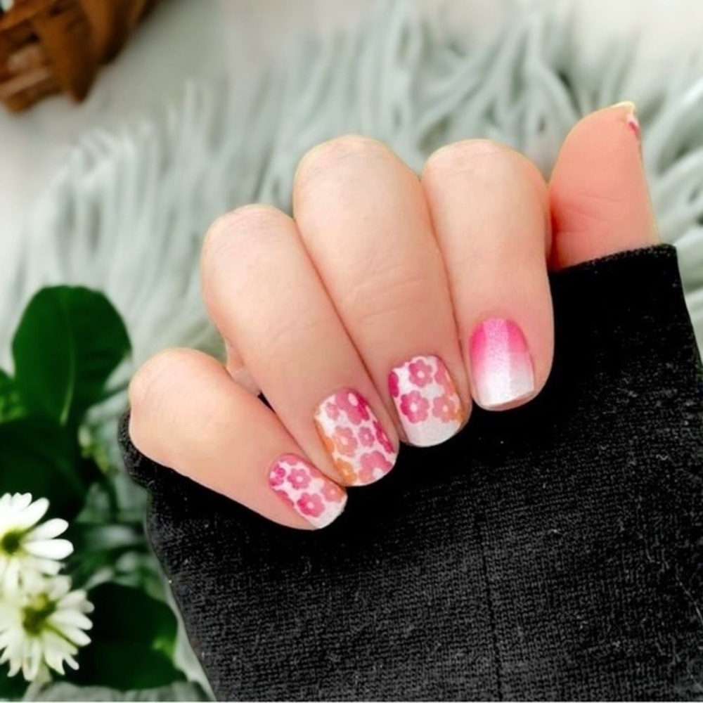 Color Street, Grow with the Flow, shimmery pale pink, Daisy print nail strips